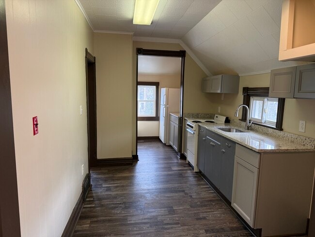 Building Photo - 114 Oak St