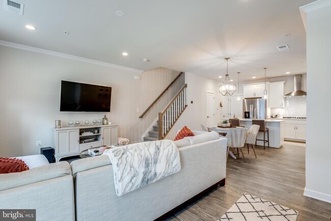 Building Photo - MOVE-IN READY TOWNHOUSE-STYLE CONDO IN ASHBURN