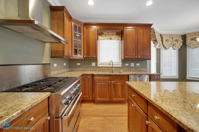 Building Photo - 420 Pine Manor Dr