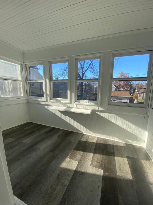 Building Photo - 1608 B Ave NE