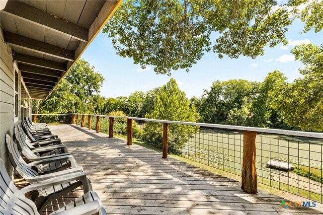 Building Photo - 1105 Lakeview Dr