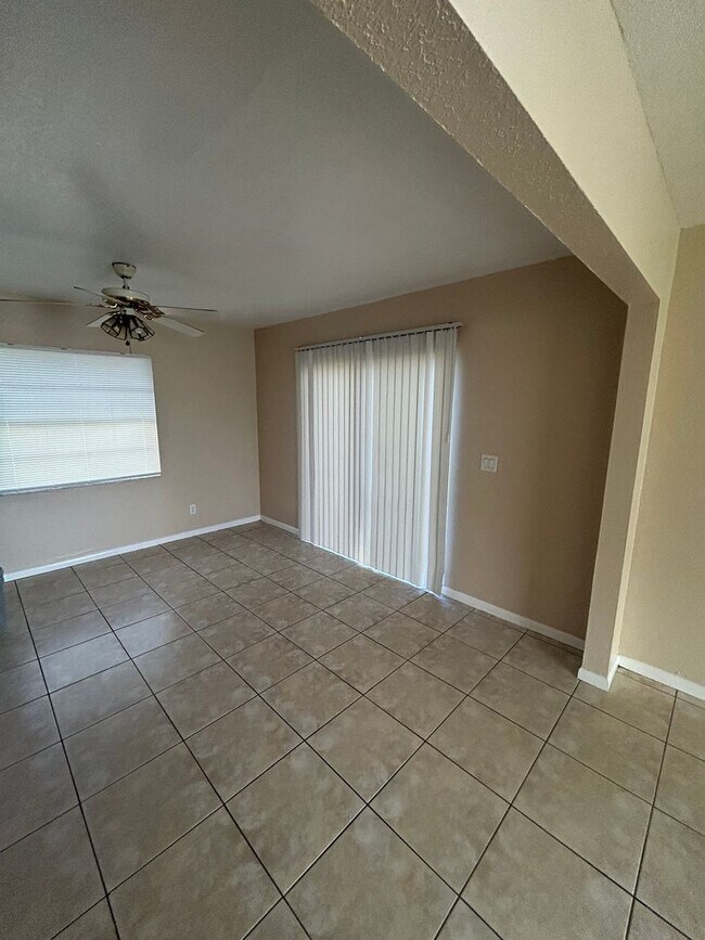 Foto del edificio - Spacious Three Bedroom Two Bath Home For R...