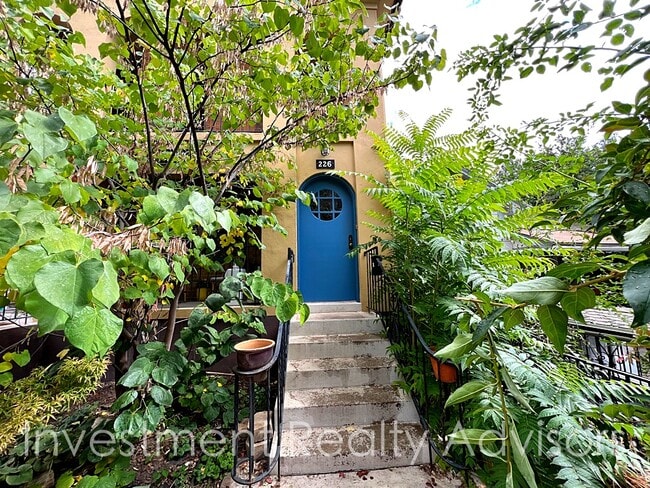 Foto del edificio - Charming Apartment With Bonus Room!