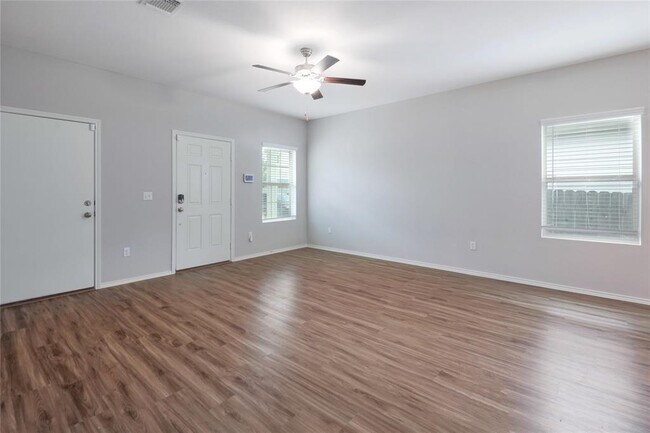 Foto del edificio - 7312 Tonka Ln