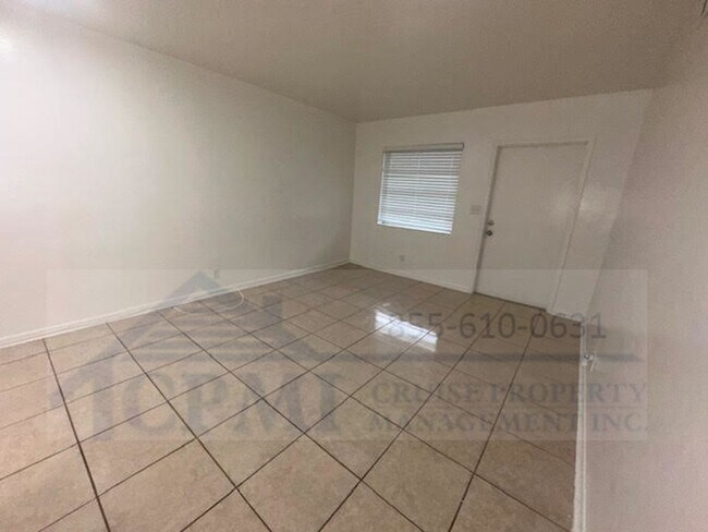 Foto del interior - $995 Deposit w/ approved credit on this Great Neighborhood and Location - WASHER and DRYER IN UNIT!