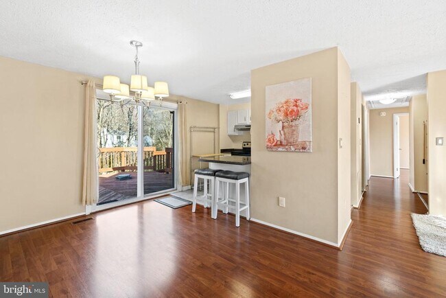 Foto del edificio - 8469 Rippled Creek Ct
