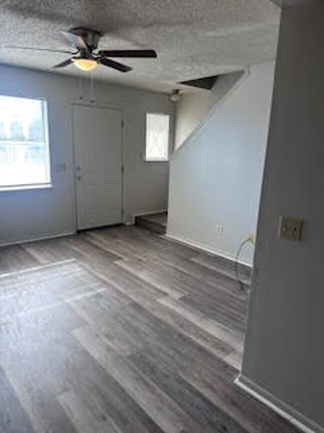Foto del edificio - 1516 Kraft Ave