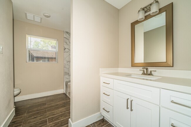 Building Photo - 10074 Woodhollow Dr