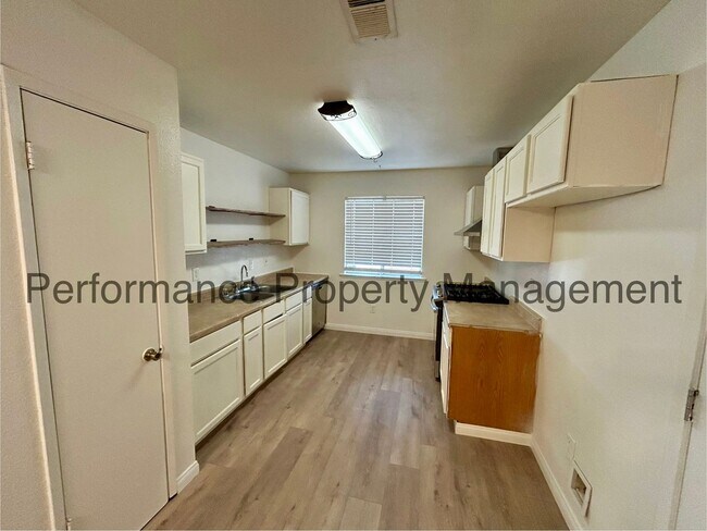 Foto del edificio - Beautifully Remodeled 4 Bed/2 Bath Home in...