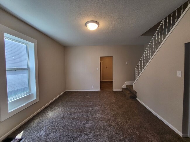 Building Photo - 3 Bedroom, 1 Bathroom Duplex with quick ac...