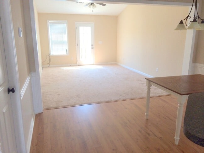Building Photo - 221 Sunview Dr