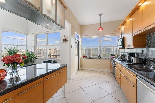 Building Photo - 18081 Biscayne Blvd