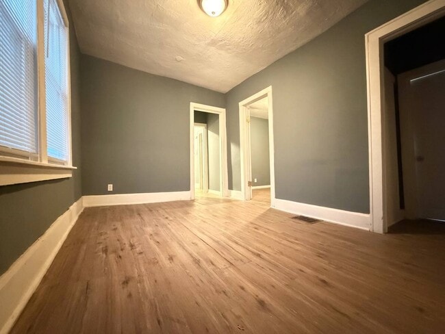 Building Photo - 3BR Single-Family Home with Basement & Off-Street Parking