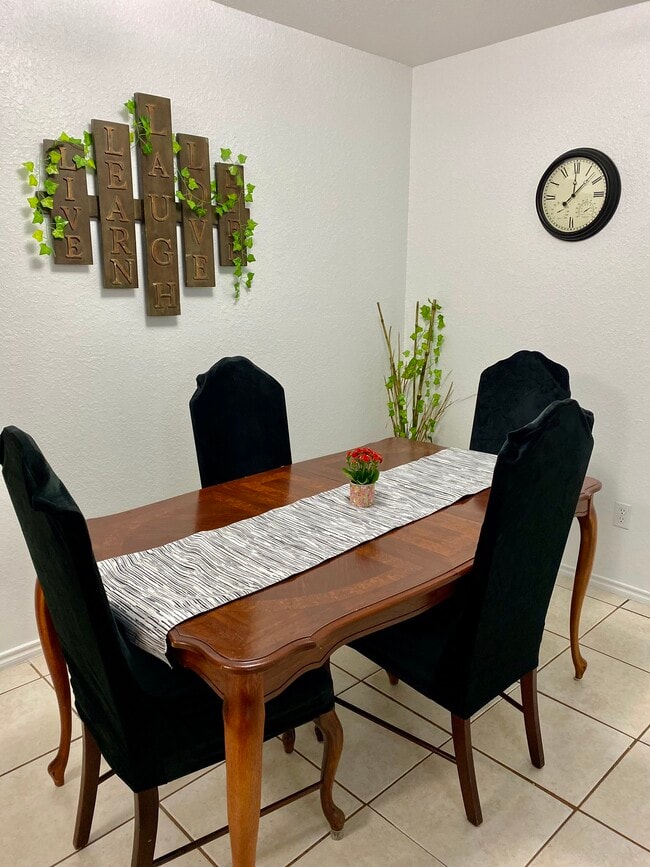 Foto del edificio - 6748 Trail Lake Dr