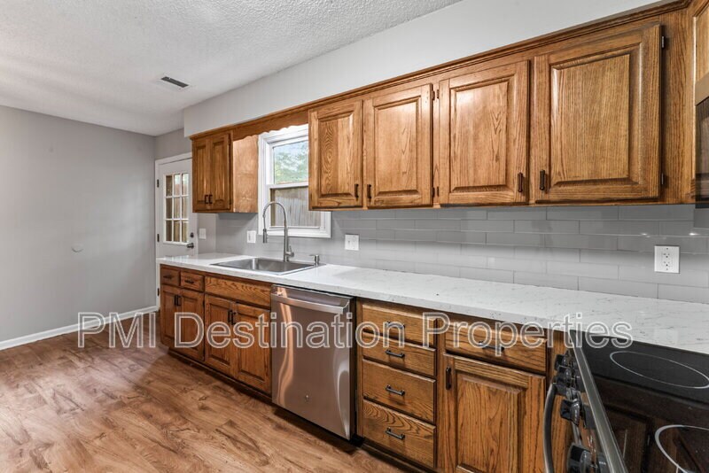 Primary Photo - 1322 N Harvey Dr