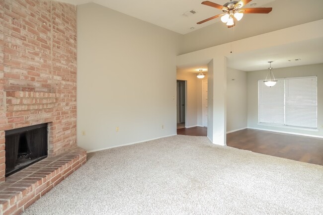 Foto del edificio - 2710 Village Ct