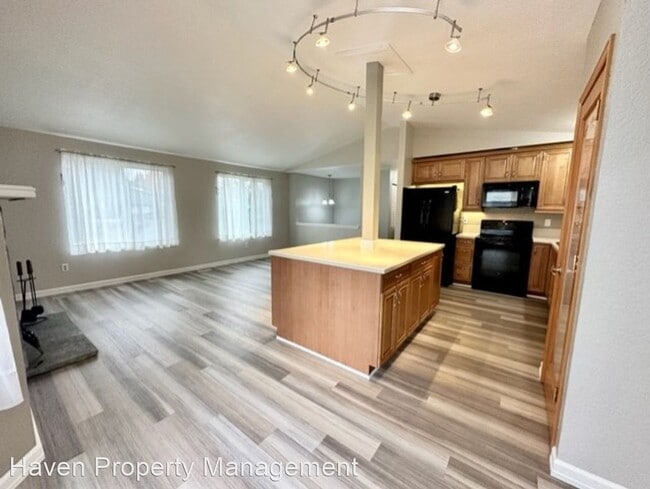 Building Photo - 3 br, 2.5 bath House - 1823 NE 17th Pl
