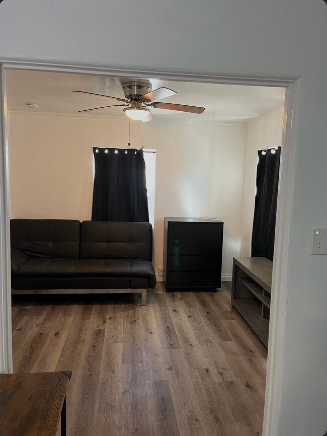 Sala de estar - 2444 Commercial St