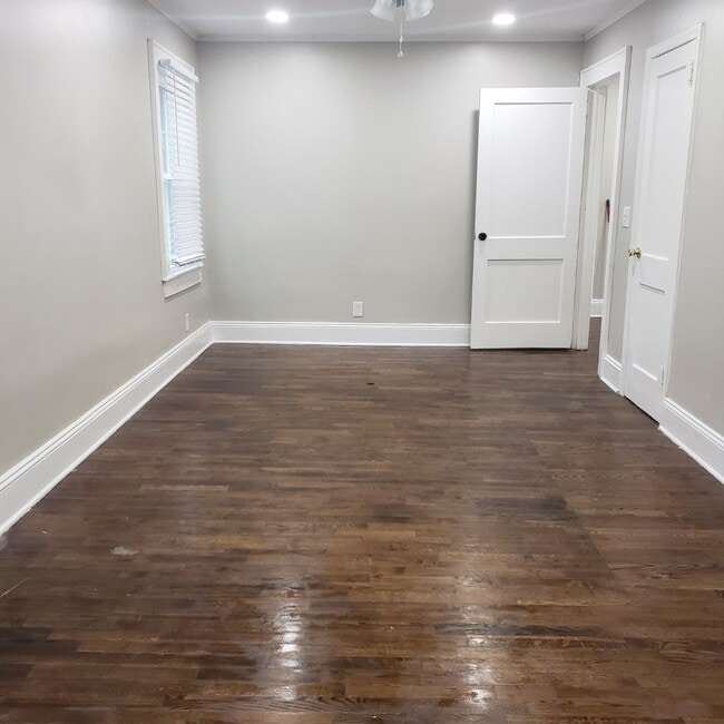 Building Photo - AVAILABLE TO SHOW!