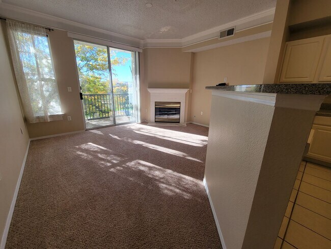 Building Photo - Spacious 2 bedroom, 2 bathroom townhome in...