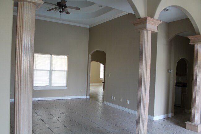 Building Photo - 208 E Baylor Ave