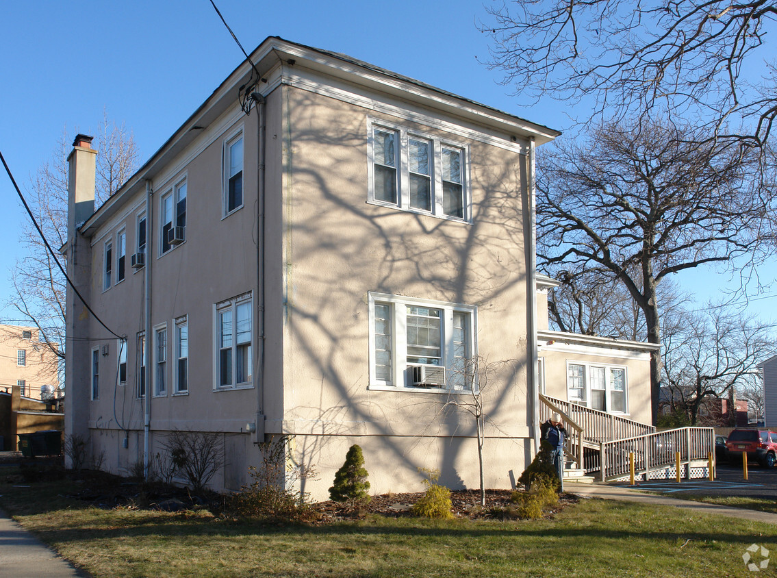 Building Photo - 913 Sewall Ave