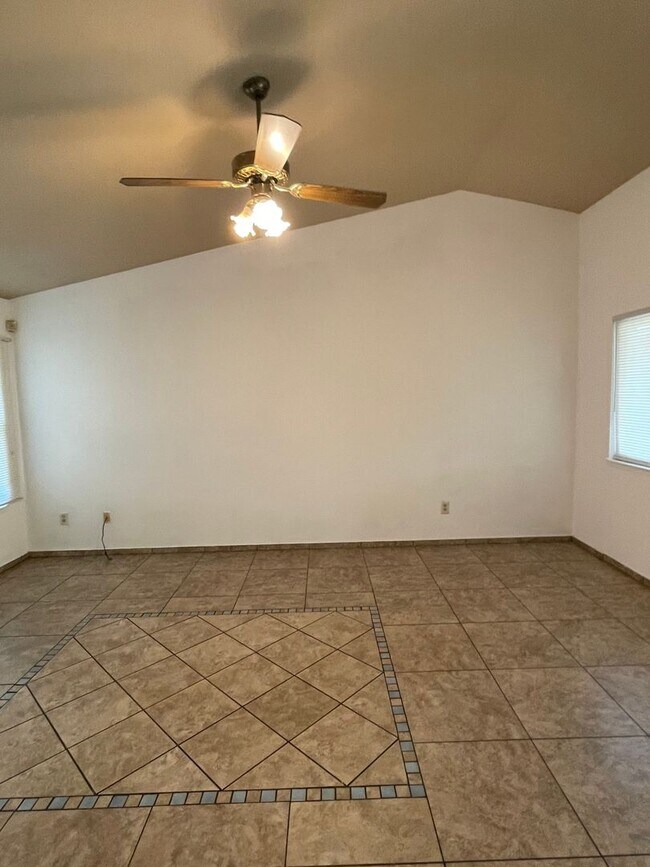 Building Photo - Charming home coming soon in Tulare!!