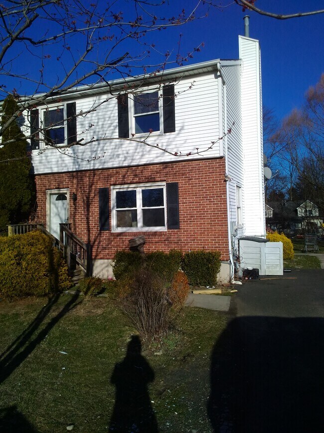 Building Photo - 42 Slinn Ave