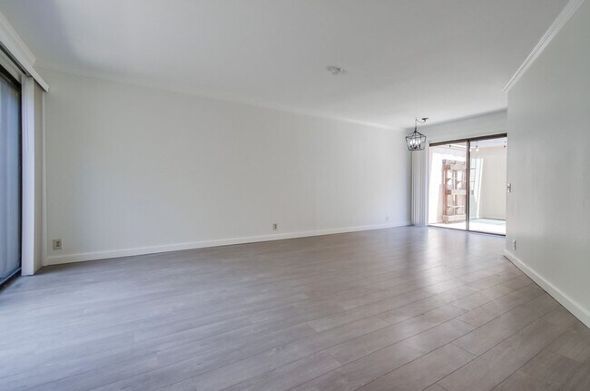 Foto del edificio - Spacious La Jolla Townhome in Desirable Wo...