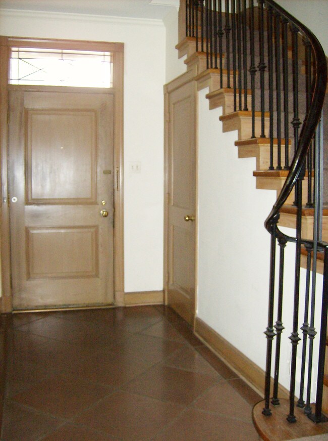 Building Photo - 528 Walnut St