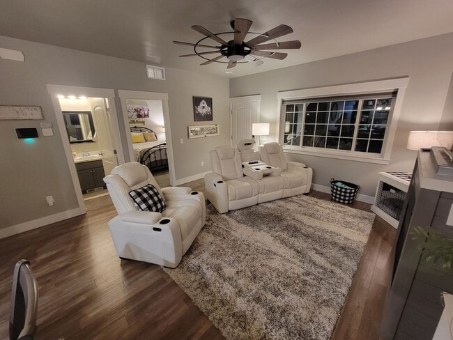 Building Photo - 1645 Island View Dr