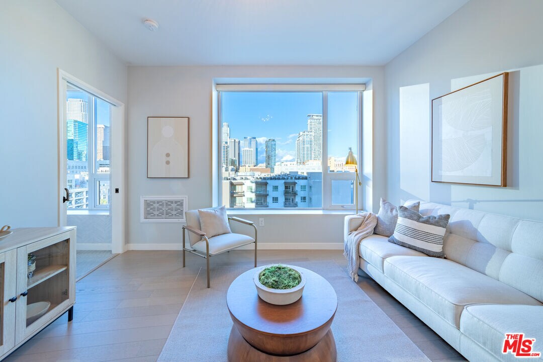 Foto principal - 1050 S Grand Ave