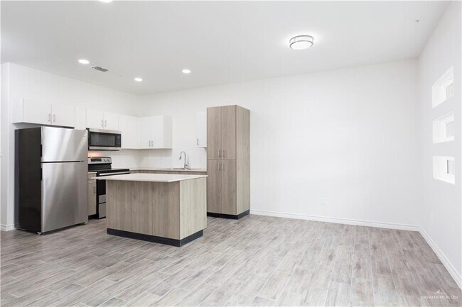 Building Photo - 815 N 15th Pl