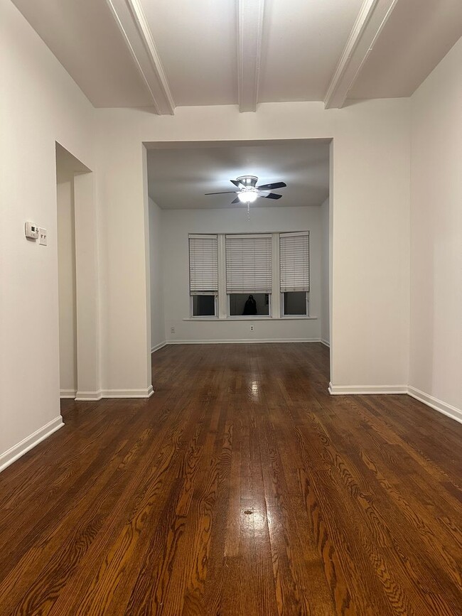 Building Photo - Beautiful 1 Bed Apartment in North Center/ Ravenswood Area Available August or September 1st