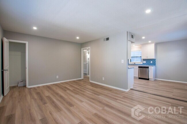 Foto del edificio - 886 St Charles Ave NE