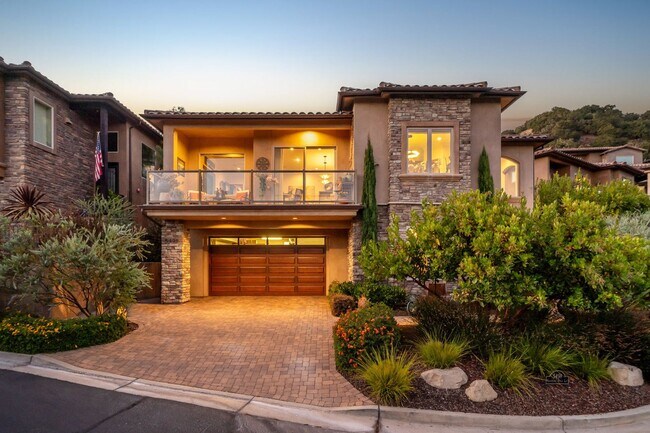 Building Photo - AVAILABLE NOW - Beautiful 3Bed, 2.5Bath Sa...