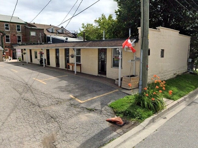 Building Photo - Bright Ground Floor Apartment (1 Bed, 1 Bath)