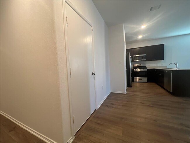 Foto del edificio - 13604 Menard Wy