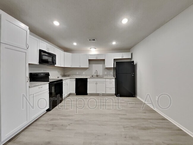 Foto del edificio - 301 NW Woodbury Dr