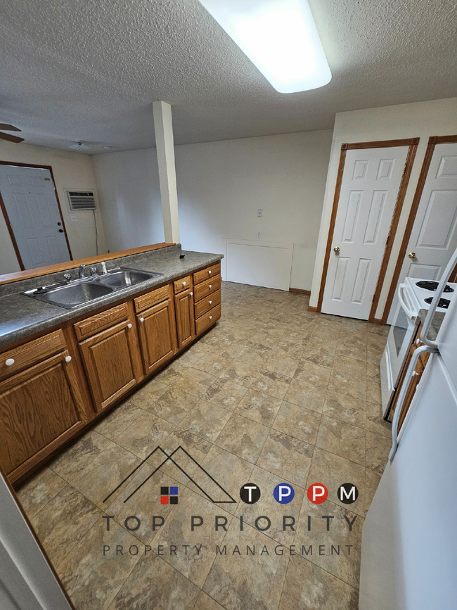 Building Photo - 1 Bedroom | 1 Bathroom Single-Level Unit i...