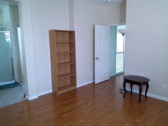 Building Photo - 1519 Figueroa Dr