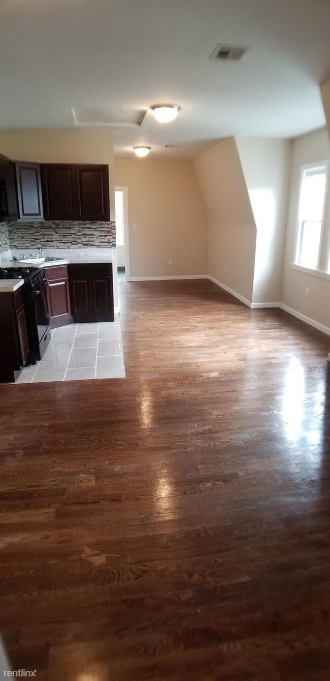 Building Photo - 3 br, 1 bath  - 464 Avon Ave Apt 3