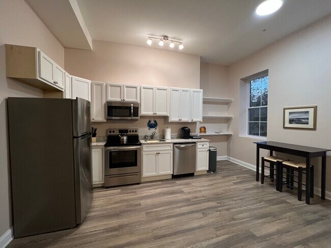 Building Photo - 833 Hollins St