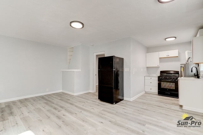 Building Photo - 222 N Oleander Ave