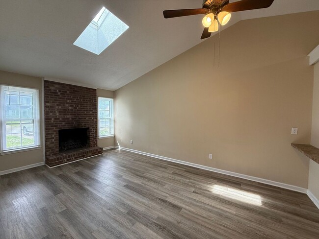 Building Photo - 2 bedroom, 2 bath Duplex