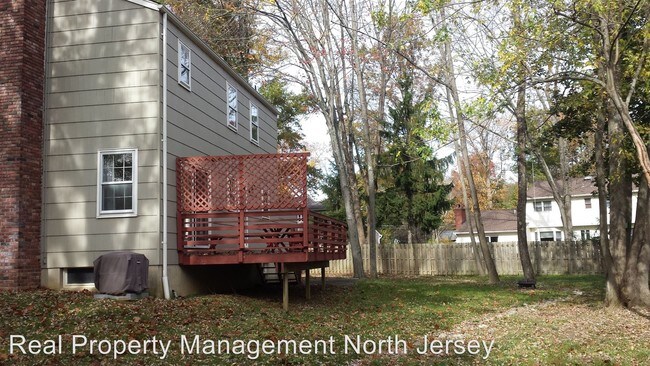Building Photo - 11 Woodglen Dr