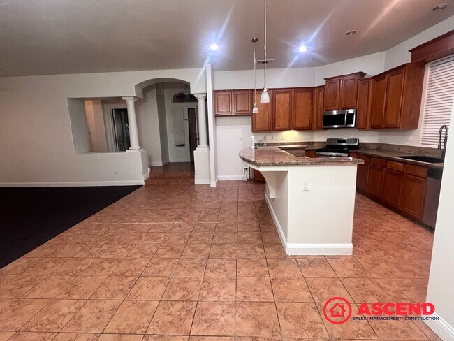 Foto del edificio - 4 Bed, 3 Bath Home with Modern Kitchen & Attached Garage