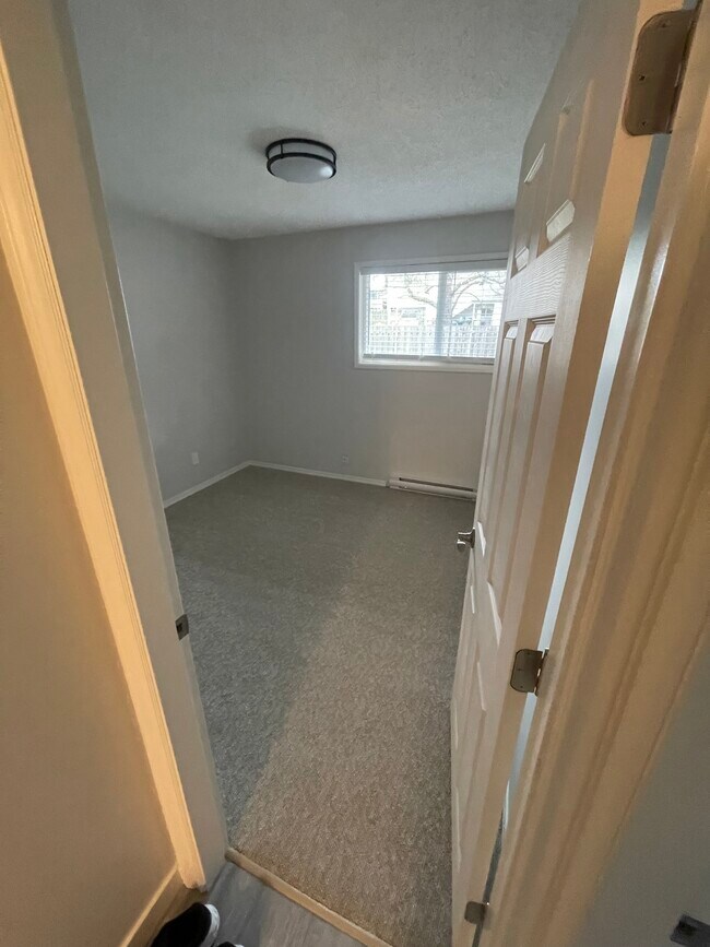 1634 Crescent View Dr Unit 2, Nanaimo, BC V9S 2N4 Apartments 1634