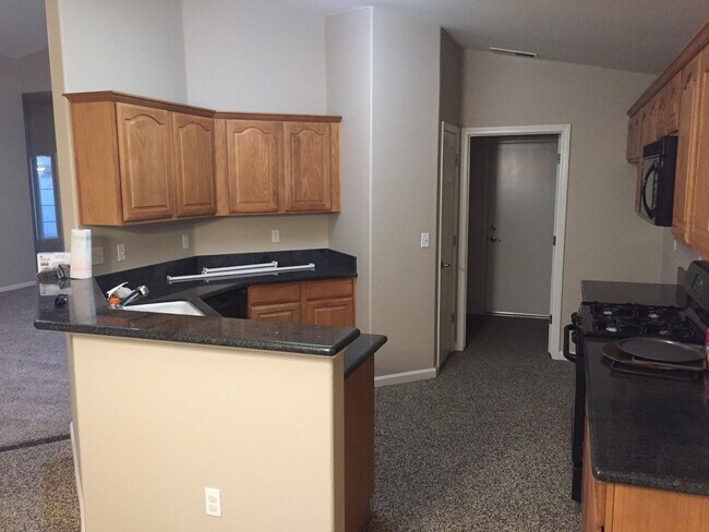 Building Photo - Spacious 4/2 Near Central High School