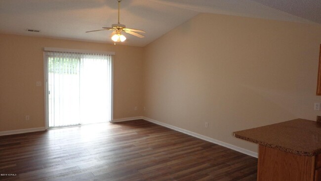Building Photo - Adorable, well maintained 2 bedroom 2 bath...